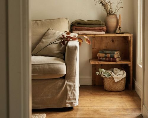 Cozy autumn ideas with warm earthy living room decor, dried stems, vintage ceramics and soft throw blankets