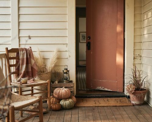 Cozy fall porch ideas with pumpkins woven baskets vintage lanterns and warm rustic textures
