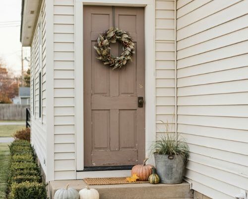 Simple fall front porch ideas with pumpkins and a cozy wreath