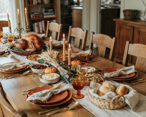 Thanksgiving dinner table setting ideas with cozy autumn decor